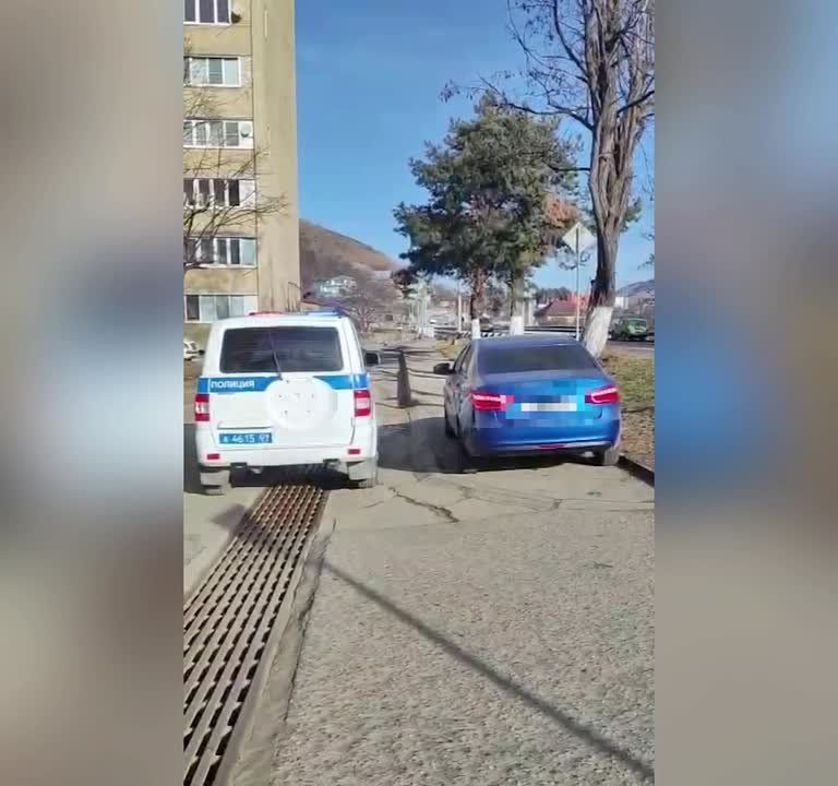 В ходе мониторинга сети Интернет сотрудниками Госавтоинспекции выявлена публикация, где автомашины «Лада Веста» и «ВАЗ 21101», припаркованные на одной из улиц г. Карачаевска с нарушением требований ПДД на тротуаре...