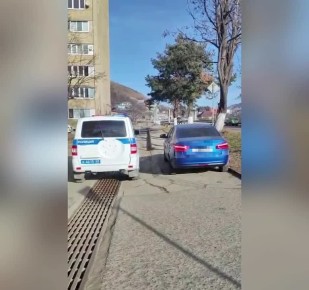 В ходе мониторинга сети Интернет сотрудниками Госавтоинспекции выявлена публикация, где автомашины «Лада Веста» и «ВАЗ 21101», припаркованные на одной из улиц г. Карачаевска с нарушением требований ПДД на тротуаре...