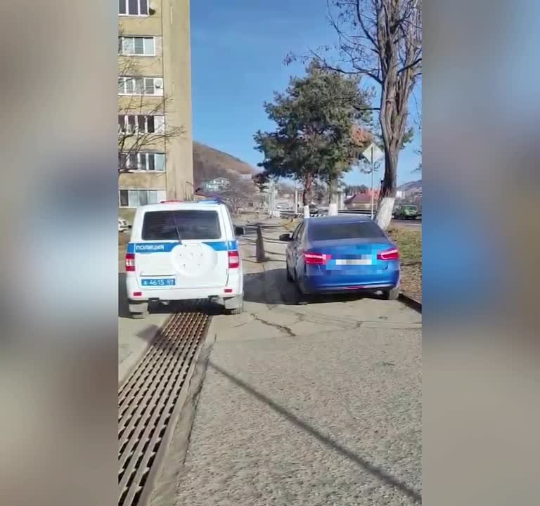 В ходе мониторинга сети Интернет сотрудниками Госавтоинспекции выявлена публикация, где автомашины «Лада Веста» и «ВАЗ 21101», припаркованные на одной из улиц г. Карачаевска с нарушением требований ПДД на тротуаре...