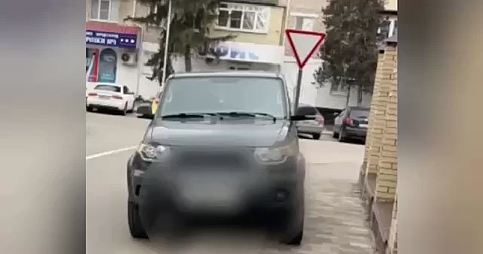 В ходе мониторинга сети Интернет сотрудниками Госавтоинспекции выявлена публикация, где автомашины «УАЗ Патриот» и «Лада Веста», припаркованные на ул. Кирова г. Черкесска с нарушением требований ПДД на тротуаре, доставляют...