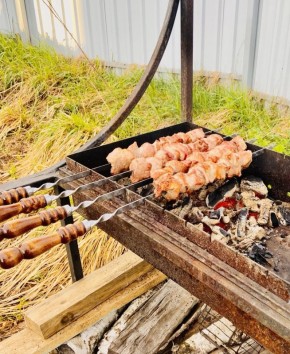 Секреты дачного шашлыка: спокойный гид по идеальному жару и маринадам