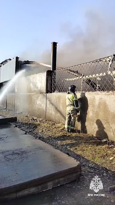 Огнеборцы МЧС России продолжают работы по тушению пожара в республиканской столице