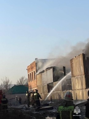 Пожарные МЧС России ликвидируют возгорание в республиканской столице