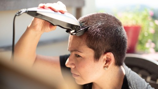 Коротко или наголо: врач поставила точку в жарких спорах о стрижке ради густых волос