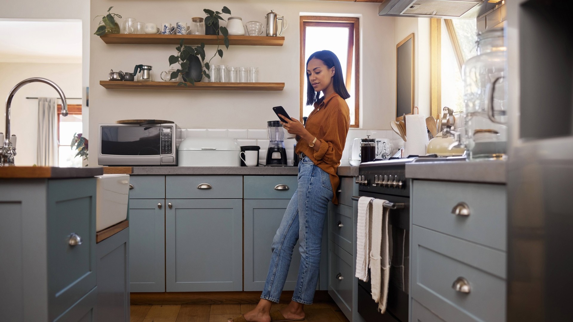 С этими 3 хитростями даже захламленная кухня станет заметно чище: срочно мотайте на ус