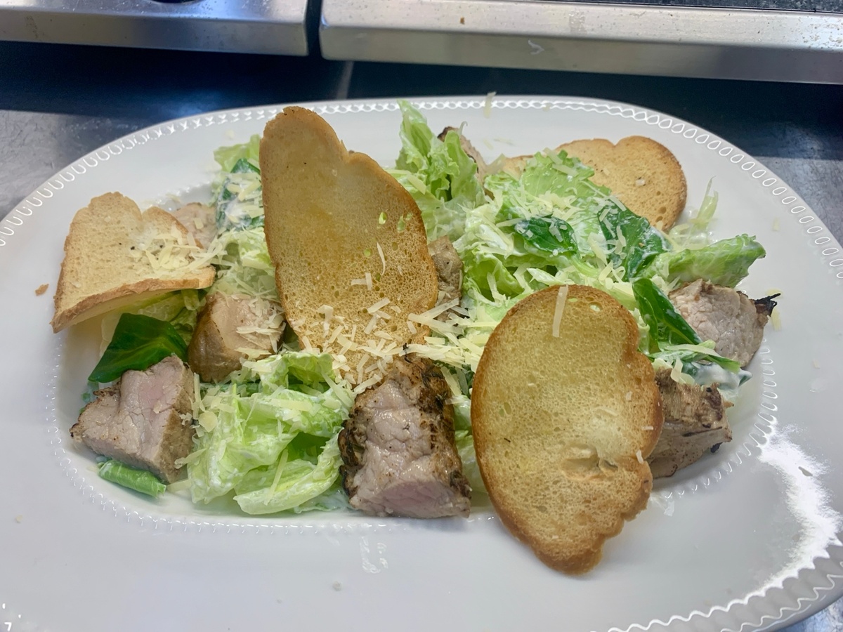 Почему рвать, а не резать: секреты идеального салата «Цезарь»