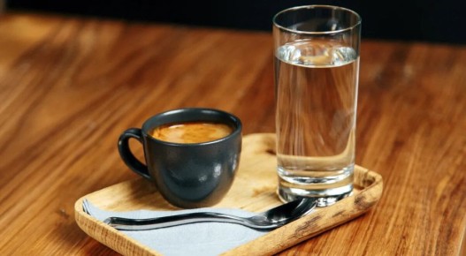 Кофе и вода: как простое сочетание улучшает ваше утро