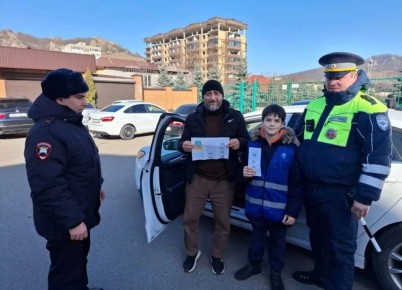 Сотрудники Госавтоинспекции МО МВД России «Карачаевский» совместно с активистами отряда ЮИД общеобразовательной школы №3 г. Карачаевска провели акцию «Водитель, пропусти пешехода!»