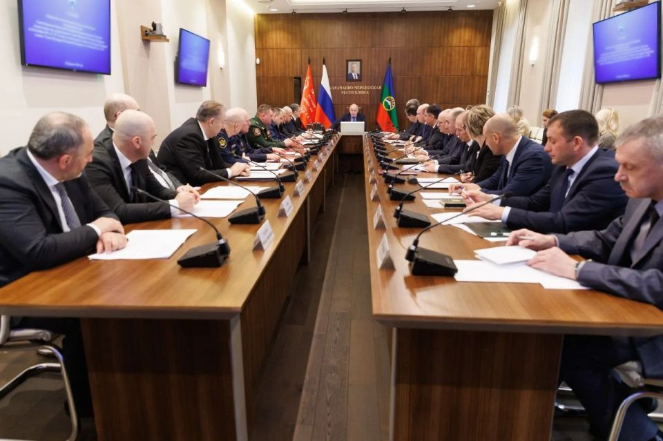 Глава КЧР Рашид Темрезов провёл заседание регионального Оперативного штаба, посвящённое вопросам поддержки участников специальной военной операции и членов их семей