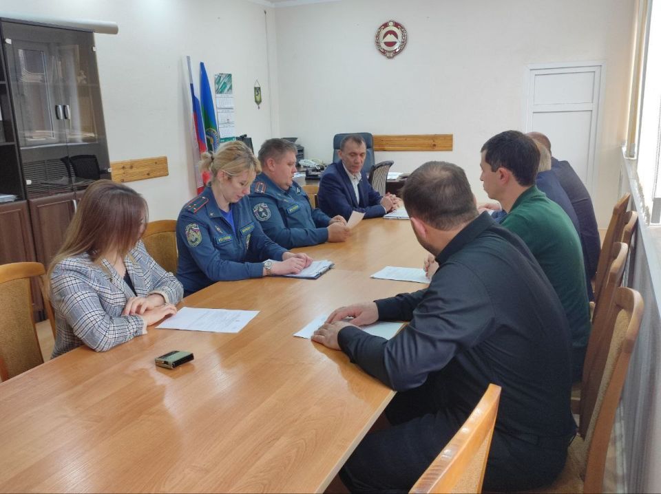Сотрудники МЧС России провели проверку администрации Усть-Джегутинского района