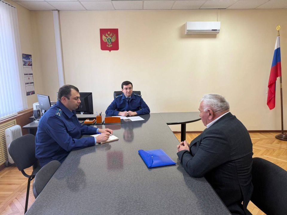 Состоялся выездной личный прием жителей Абазинского и Хабезского районов заместителем прокурора Карачаево-Черкесской Республики Асланом Докшоковым