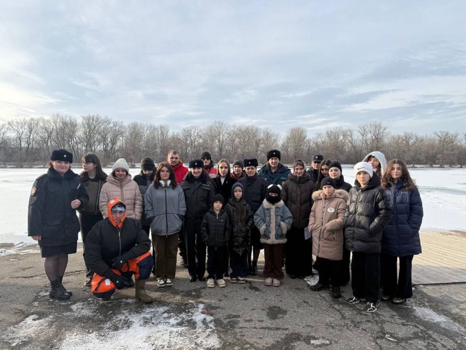 В Черкесске сотрудники МЧС России и полиции рассказали детям о правилах безопасности в зимний период