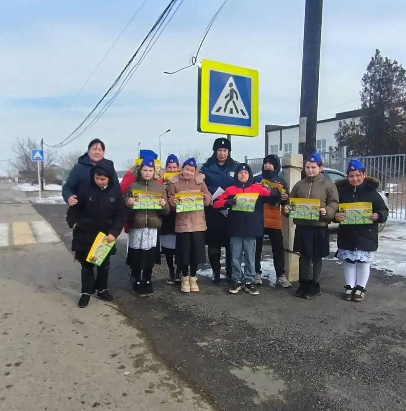 Сотрудники Госавтоинспекции МО МВД России «Адыге-Хабльский» совместно с активистами из отряда ЮИД МБОУ «СОШ а. Адиль-Халк» провели профилактическое мероприятие «Грамотный переход»