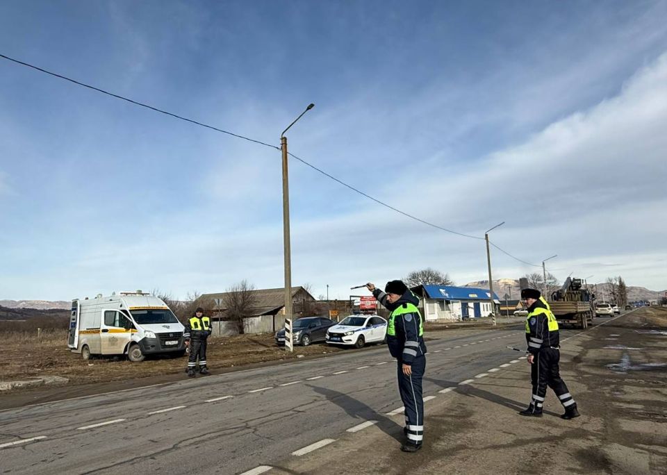 Сотрудники Госавтоинспекции МО МВД России «Зеленчукский» совместно с сотрудниками Ространснадзора провели рейдовые мероприятия в ст. Зеленчукской