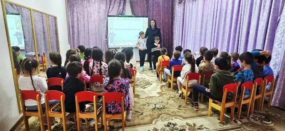 С целью закрепления знаний о Правилах дорожного движения и профилактики детского дорожно-транспортного травматизма с воспитанниками подготовительных групп детского сада «Звёздочка» г. Черкесска автоинспекторы Отдела МВД...