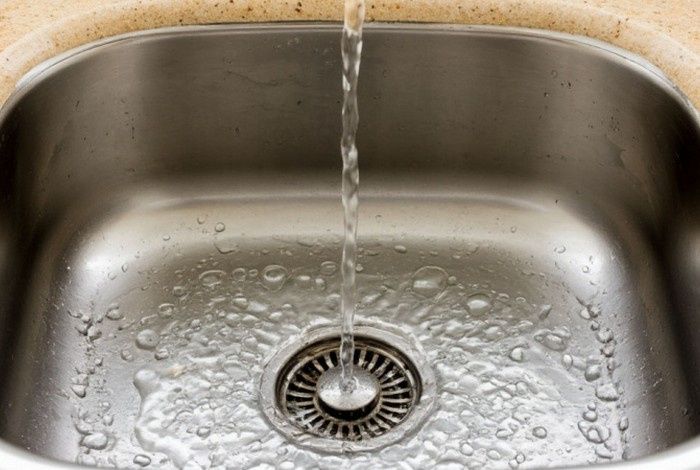 Неожиданный прибор, который выручает при засоре слива