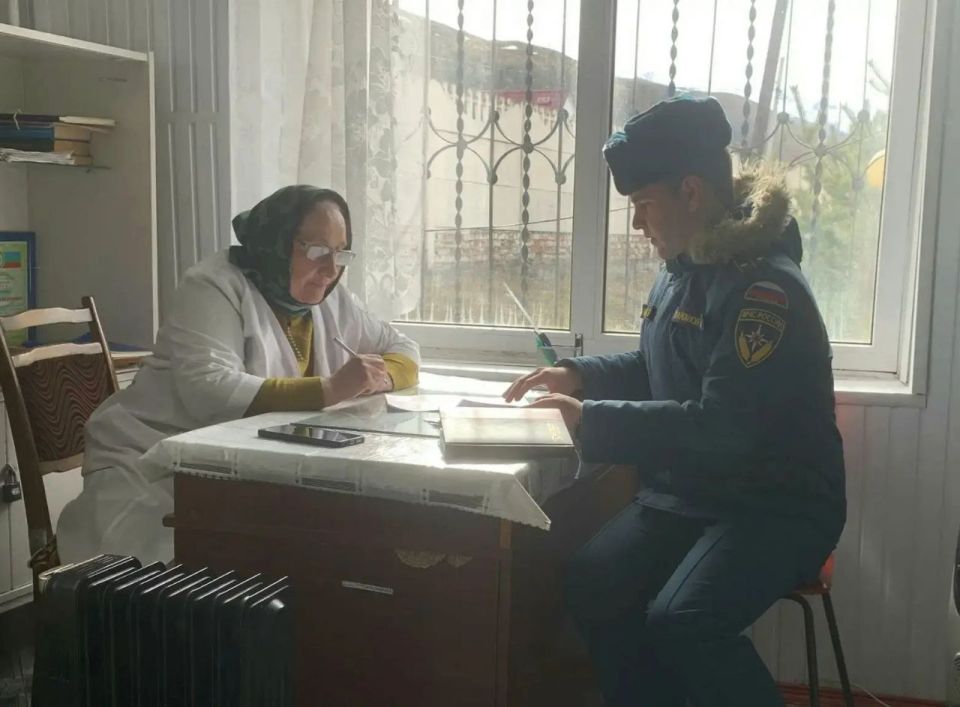 Сотрудники МЧС России проводят профилактические мероприятия на объектах здравоохранения