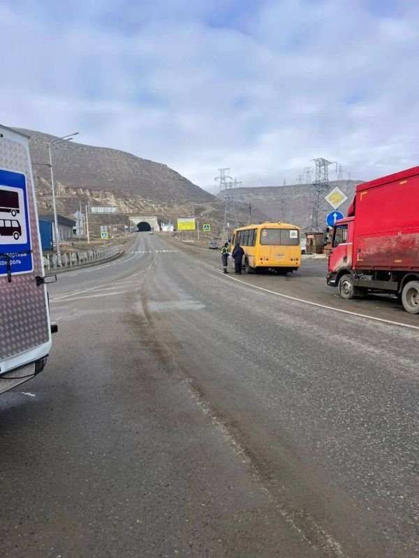 Совместный рейд сотрудников Госавтоинспекции и Ространснадзора пресек нарушения в пассажирских перевозках Карачаевского района