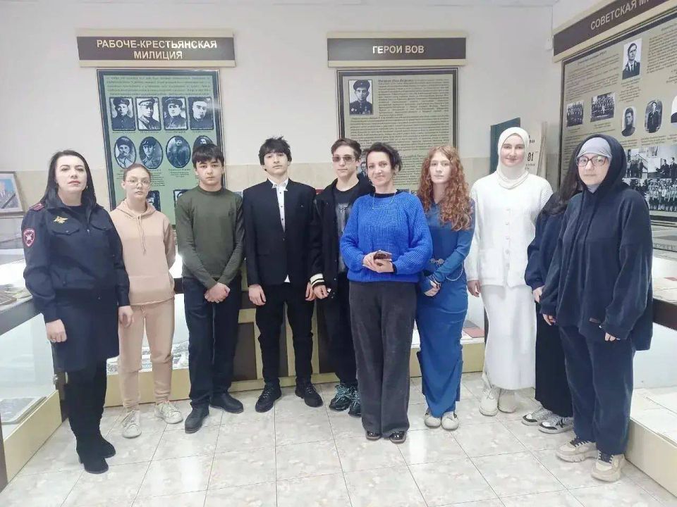 Сотрудники Госавтоинспекции Отдела МВД России по г. Черкесску организовали для учащихся 9 класса автономной некоммерческой организации дополнительного профессионального образования «Академия ТОП» г. Черкесска экскурсию в...