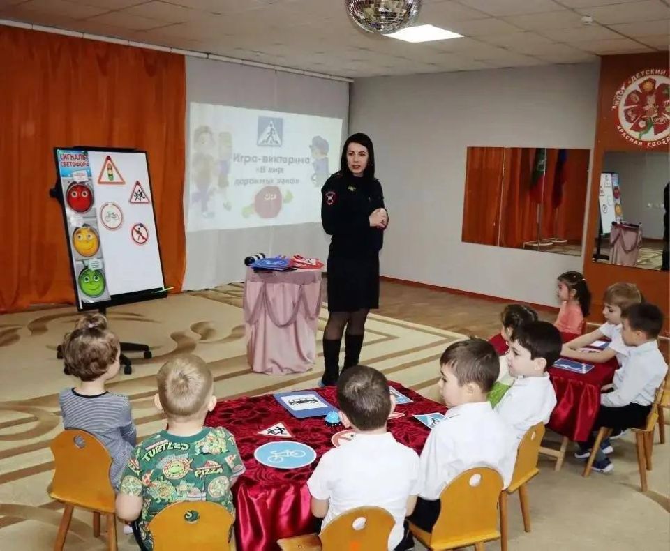 В целях профилактики детского дорожно-транспортного травматизма сотрудники Госавтоинспекции Отдела МВД России по г. Черкесску провели в детском саду г. Черкесска «Красная гвоздика» викторину «В мире дорожных знаков»