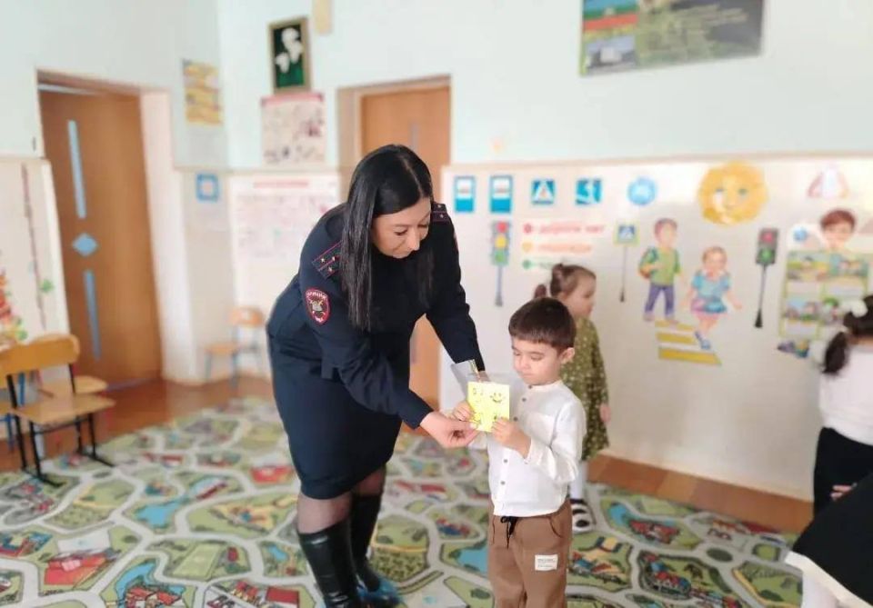 Сотрудники отделения Госавтоинспекции МО МВД России «Адыге-Хабльский» провели профилактическое мероприятие в детском саду «Ягодка» а. Апсуа