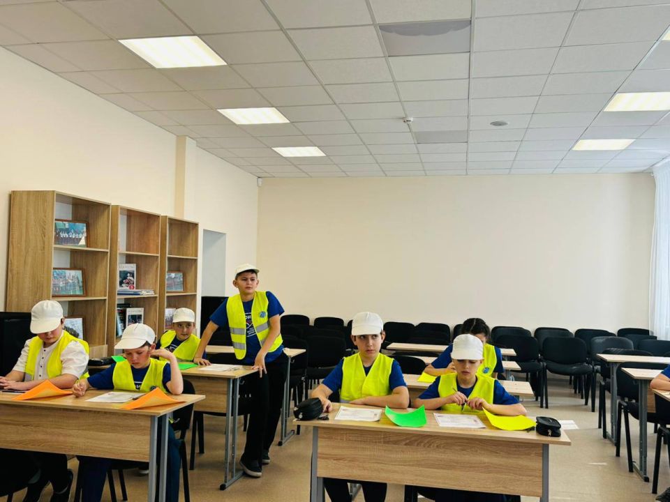 Сотрудники Госавтоинспекции МО МВД России «Зеленчукский» провели внеклассное занятие с отрядом ЮИД в общеобразовательной школе № 1 ст. Зеленчукской