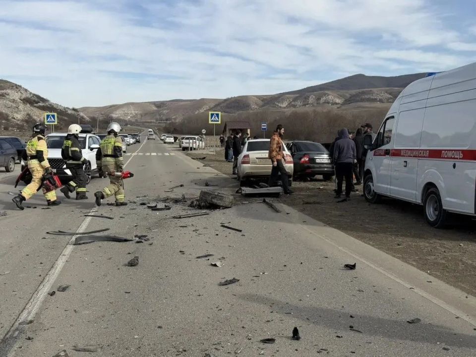 Огнеборцы ликвидировали последствия ДТП в Хабезском районе