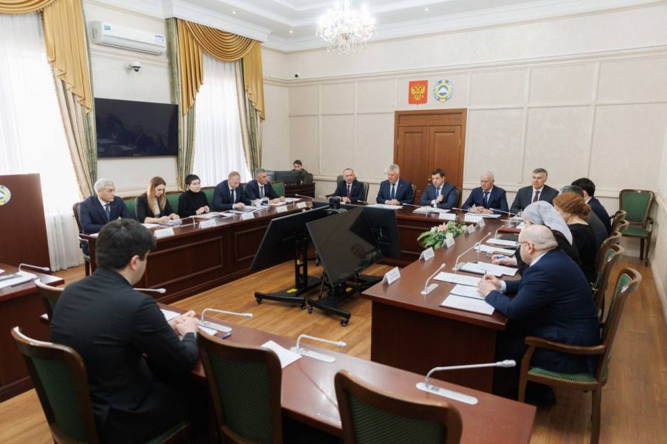 В республике состоялось совещание с участием начальника контрольного департамента аппарата полномочного представителя Президента РФ в СКФО Сергея Никитина и премьер-министра КЧР Мурата Аргунова