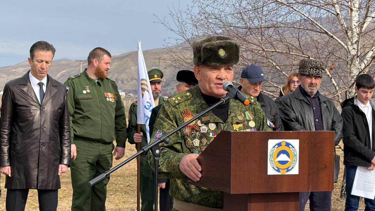 Депутаты НС КЧР почтили память защитников перевалов Кавказа Депутаты НС КЧР почтили память защитников перевалов Кавказа