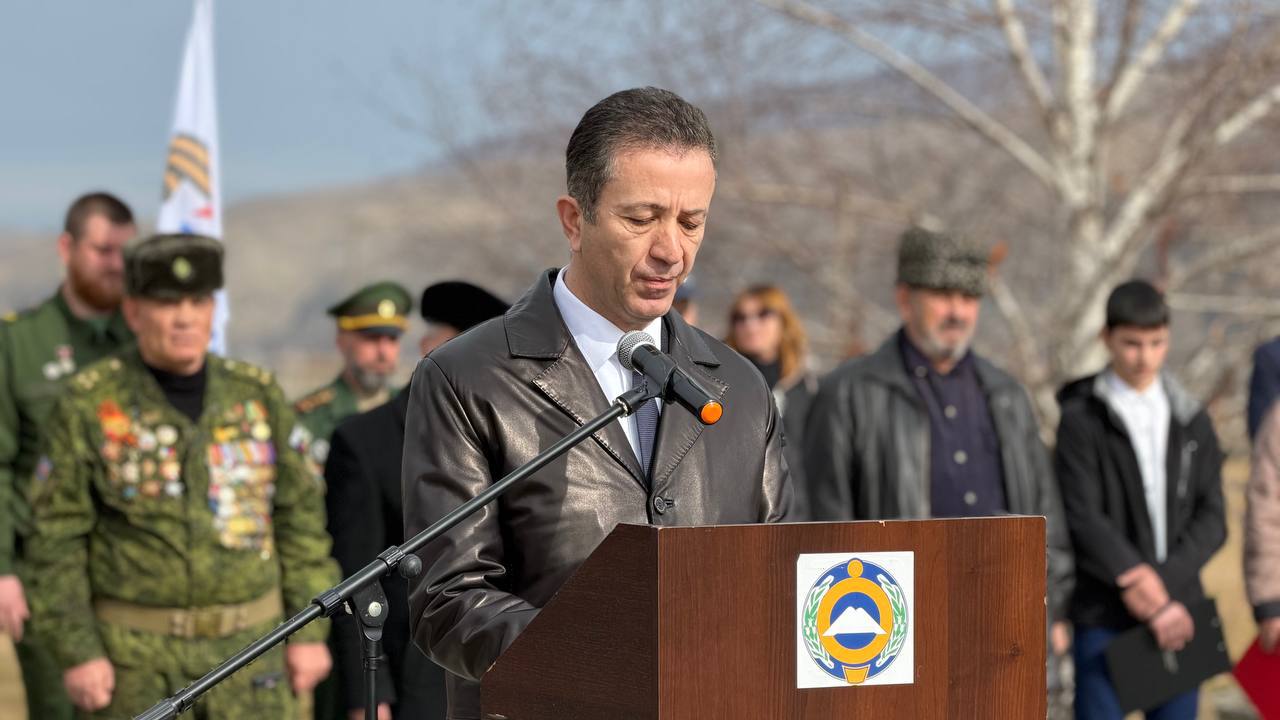 Депутаты НС КЧР почтили память защитников перевалов Кавказа Депутаты НС КЧР почтили память защитников перевалов Кавказа