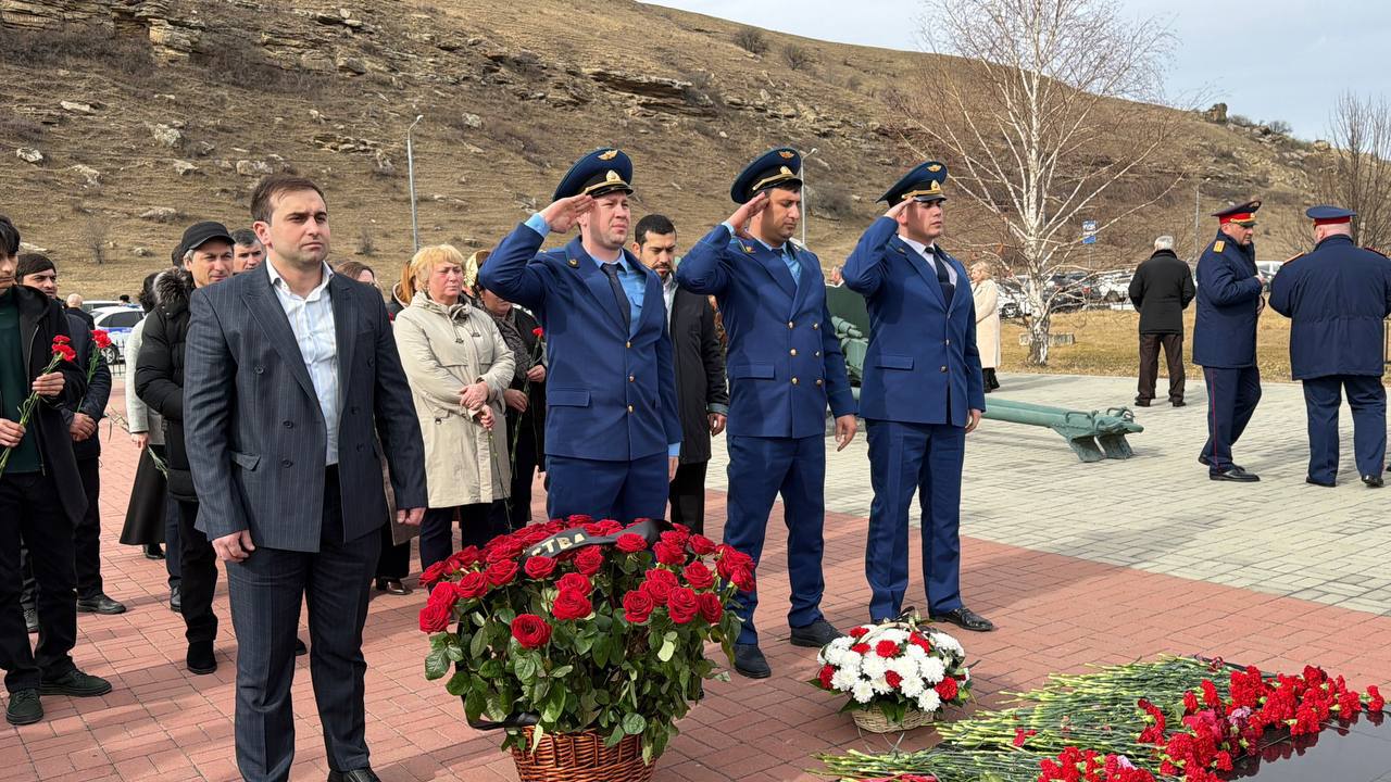 Депутаты НС КЧР почтили память защитников перевалов Кавказа Депутаты НС КЧР почтили память защитников перевалов Кавказа