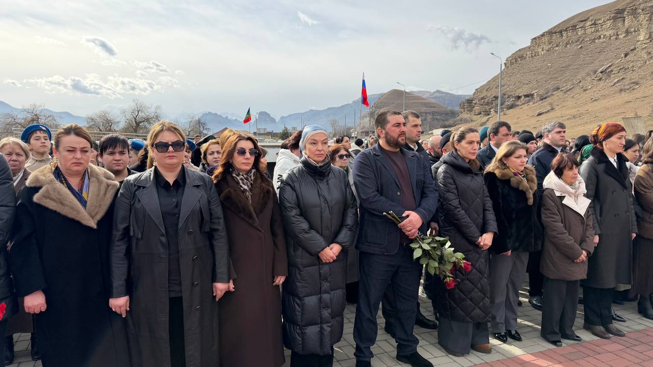 Депутаты НС КЧР почтили память защитников перевалов Кавказа Депутаты НС КЧР почтили память защитников перевалов Кавказа