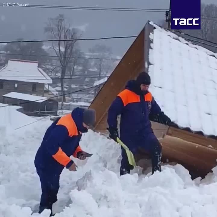 Лавина сошла в поселке Архыз в Карачаево-Черкесии, сообщили ТАСС в МЧС