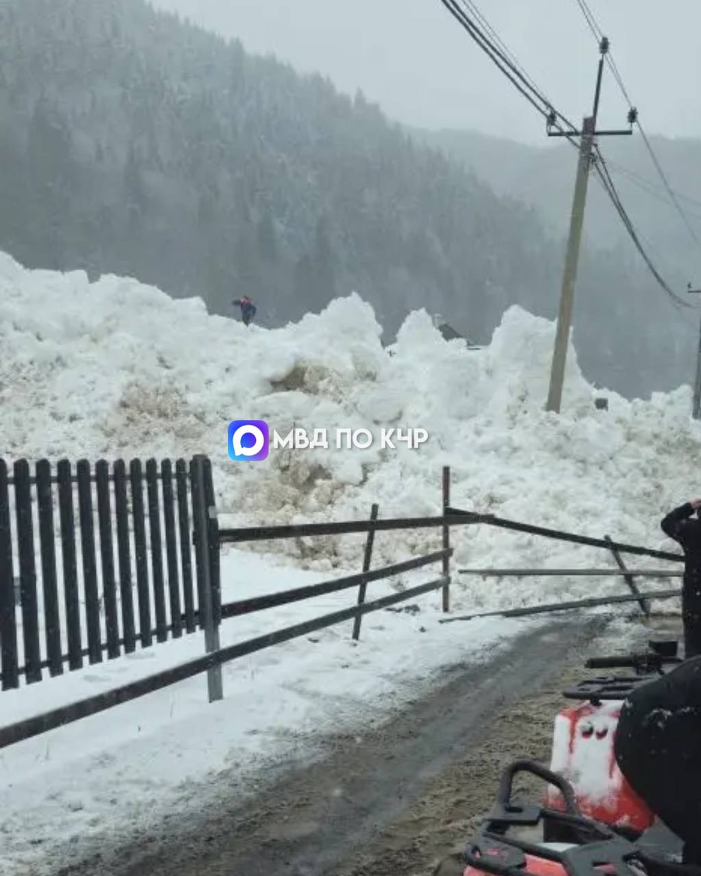 В селе Архыз сотрудники МО МВД России «Зеленчукский» обеспечивают охрану общественного порядка в месте схода снежной лавины по улице Банковская В селе Архыз сотрудники МО МВД России «Зеленчукский» обеспечивают охрану общественного порядка в месте схода снежной лавины по улице Банковская