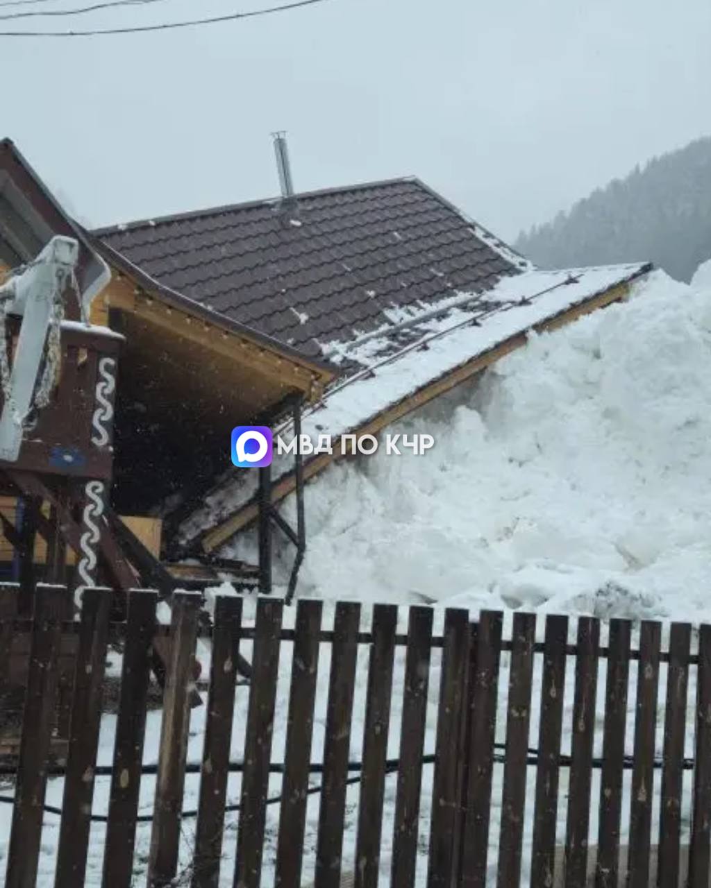 В селе Архыз сотрудники МО МВД России «Зеленчукский» обеспечивают охрану общественного порядка в месте схода снежной лавины по улице Банковская В селе Архыз сотрудники МО МВД России «Зеленчукский» обеспечивают охрану общественного порядка в месте схода снежной лавины по улице Банковская