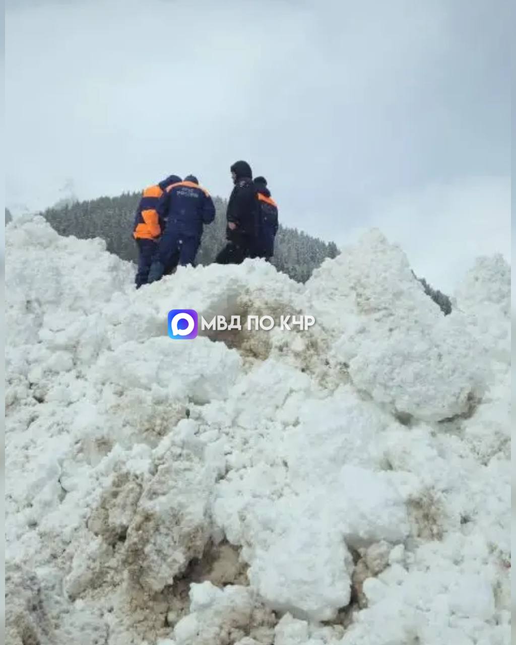 В селе Архыз сотрудники МО МВД России «Зеленчукский» обеспечивают охрану общественного порядка в месте схода снежной лавины по улице Банковская В селе Архыз сотрудники МО МВД России «Зеленчукский» обеспечивают охрану общественного порядка в месте схода снежной лавины по улице Банковская