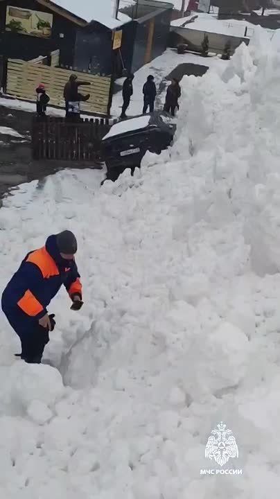 Лавина сошла на два кемпинга и автомобиль в поселке Архыз в Карачаево-Черкесии