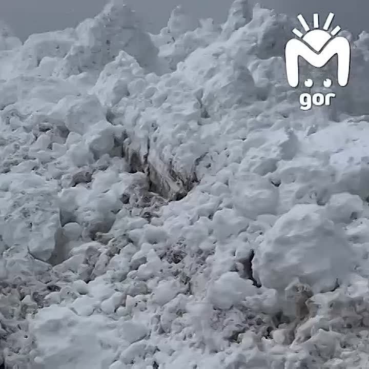 Момент схода лавины на жилые дома в Карачаево-Черкесии