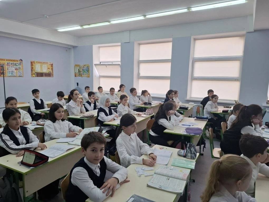 Сотрудниками Госавтоинспекции МО МВД России «Карачаевский» совместно с активистами отряда ЮИД общеобразовательной школы №3 г. Карачаевска проведена профилактическая беседа с учениками седьмого класса Сотрудниками Госавтоинспекции МО МВД России «Карачаевский» совместно с активистами отряда ЮИД общеобразовательной школы №3 г. Карачаевска проведена профилактическая беседа с учениками седьмого класса