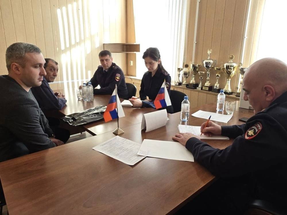 Заместитель министра внутренних дел по Карачаево-Черкесии Мурат Динаев провел прием граждан по вопросам трудоустройства на службу в МО МВД России «Карачаевский» Заместитель министра внутренних дел по Карачаево-Черкесии Мурат Динаев провел прием граждан по вопросам трудоустройства на службу в МО МВД России «Карачаевский»