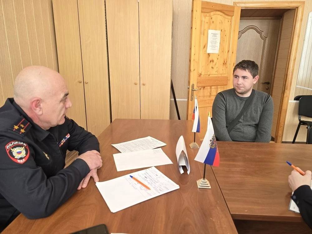 Заместитель министра внутренних дел по Карачаево-Черкесии Мурат Динаев провел прием граждан по вопросам трудоустройства на службу в МО МВД России «Карачаевский» Заместитель министра внутренних дел по Карачаево-Черкесии Мурат Динаев провел прием граждан по вопросам трудоустройства на службу в МО МВД России «Карачаевский»