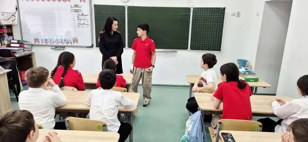 С учащимися 5-х классов школы № 6 города Черкесска профилактическую беседу о соблюдении Правил дорожного движения провели автоинспекторы Отдела МВД России по г. Черкесску С учащимися 5-х классов школы № 6 города Черкесска профилактическую беседу о соблюдении Правил дорожного движения провели автоинспекторы Отдела МВД России по г. Черкесску