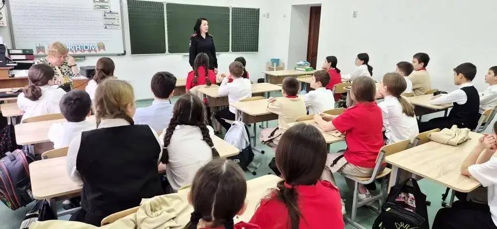 С учащимися 5-х классов школы № 6 города Черкесска профилактическую беседу о соблюдении Правил дорожного движения провели автоинспекторы Отдела МВД России по г. Черкесску С учащимися 5-х классов школы № 6 города Черкесска профилактическую беседу о соблюдении Правил дорожного движения провели автоинспекторы Отдела МВД России по г. Черкесску