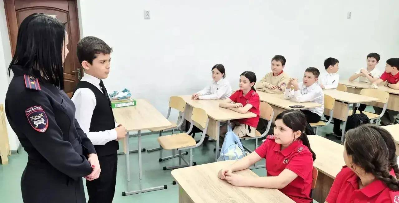 С учащимися 5-х классов школы № 6 города Черкесска профилактическую беседу о соблюдении Правил дорожного движения провели автоинспекторы Отдела МВД России по г. Черкесску С учащимися 5-х классов школы № 6 города Черкесска профилактическую беседу о соблюдении Правил дорожного движения провели автоинспекторы Отдела МВД России по г. Черкесску