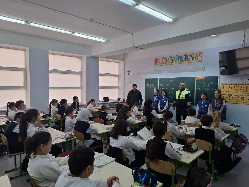 Сотрудниками Госавтоинспекции МО МВД России «Карачаевский» совместно с активистами отряда ЮИД общеобразовательной школы №3 г. Карачаевска проведена профилактическая беседа с учениками седьмого класса Сотрудниками Госавтоинспекции МО МВД России «Карачаевский» совместно с активистами отряда ЮИД общеобразовательной школы №3 г. Карачаевска проведена профилактическая беседа с учениками седьмого класса