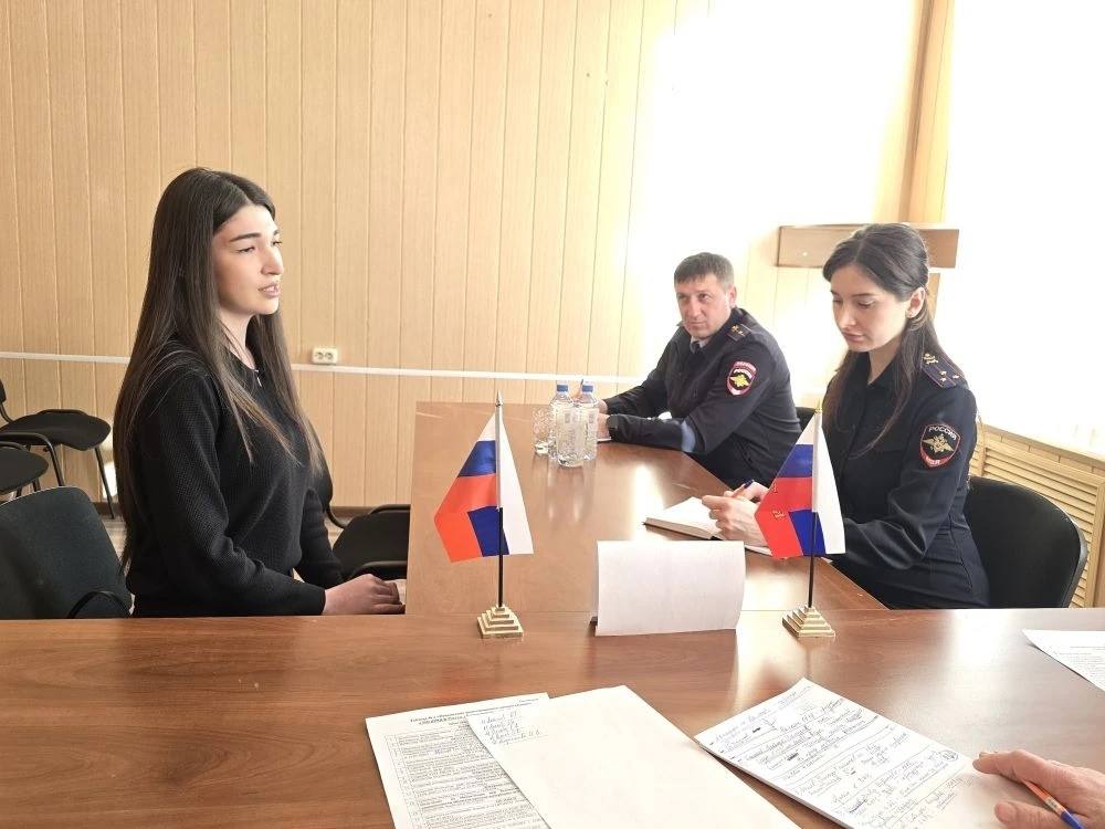 Заместитель министра внутренних дел по Карачаево-Черкесии Мурат Динаев провел прием граждан по вопросам трудоустройства на службу в МО МВД России «Карачаевский» Заместитель министра внутренних дел по Карачаево-Черкесии Мурат Динаев провел прием граждан по вопросам трудоустройства на службу в МО МВД России «Карачаевский»