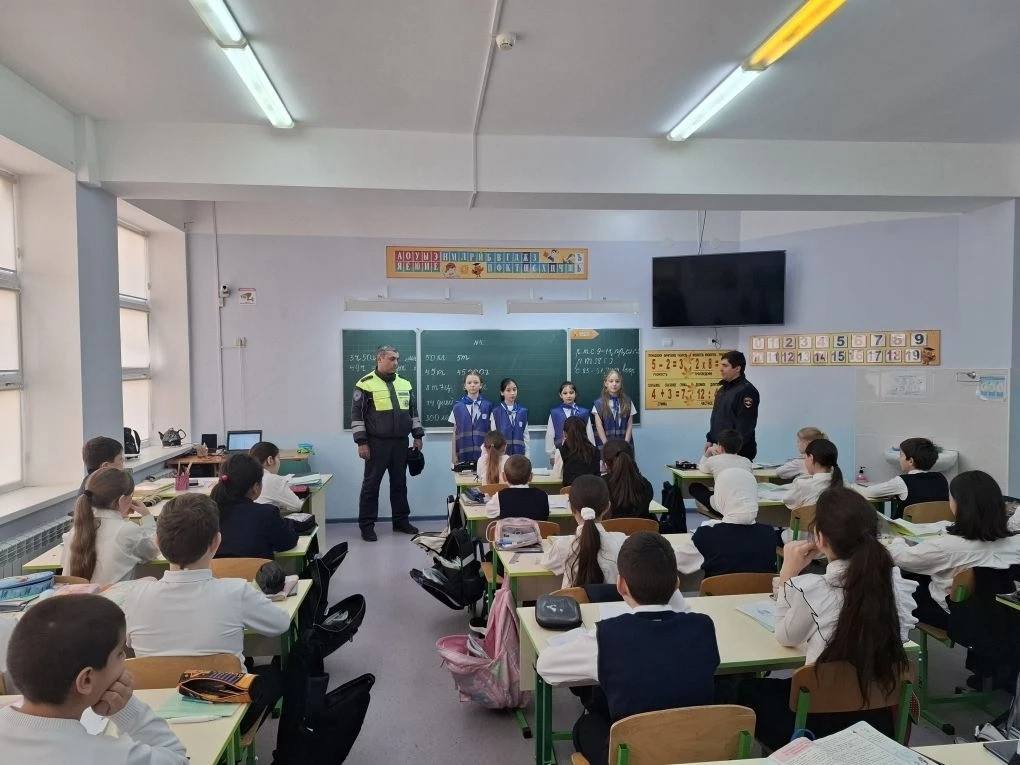Сотрудниками Госавтоинспекции МО МВД России «Карачаевский» совместно с активистами отряда ЮИД общеобразовательной школы №3 г. Карачаевска проведена профилактическая беседа с учениками седьмого класса