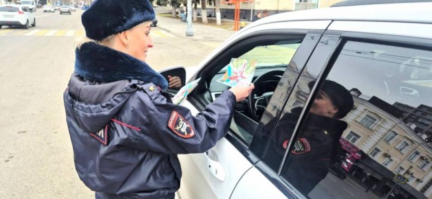 В честь Дня защитника Отечества сотрудницы Госавтоинспекции Отдела МВД России по г. Черкесску Елена Галустян и Галина Ляшова поздравили водителей-мужчин