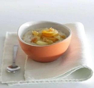 Вкусный завтрак: каша с фруктами, которая зарядит энергией