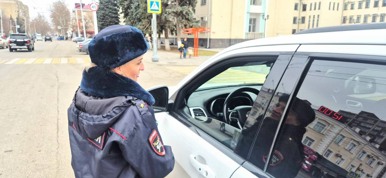 В честь Дня защитника Отечества сотрудницы Госавтоинспекции Отдела МВД России по г. Черкесску Елена Галустян и Галина Ляшова поздравили водителей-мужчин В честь Дня защитника Отечества сотрудницы Госавтоинспекции Отдела МВД России по г. Черкесску Елена Галустян и Галина Ляшова поздравили водителей-мужчин